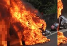 【有片】驚呆!2女騎電動自行車 竟莫名自燃成廢鐵