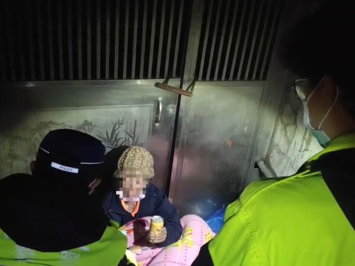 【有片】寒夜女街友瑟縮宮廟發抖 暖警關懷協助 001 6 1
