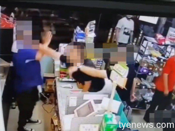 【有片】兇狠男被勸戴口罩超不爽 動手推人毆打超商店員 0013
