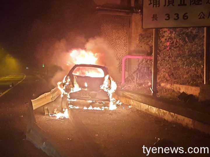 【有片】男子清晨駕車大溪國道 疑精神不濟自撞火燒車 002 6