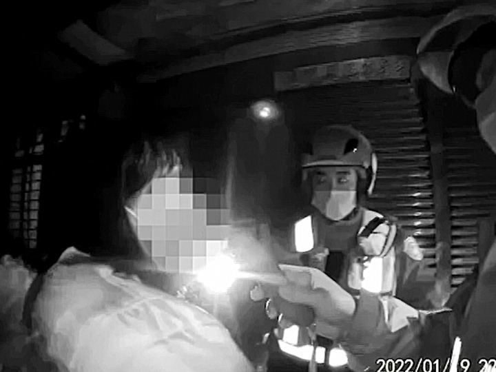 【有片】婦人騎車大燈沒開被攔查 發現偷喝酒還是累犯 01