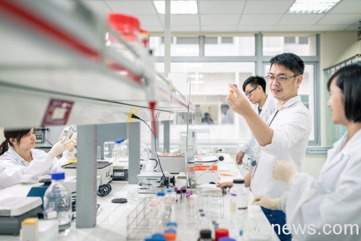 中原大學化工系師生貸款創業 新創成功將登錄興櫃 02 中原大學化工博士鍾政峯右二負責普瑞博生技之技術研發。圖為普瑞博生技分析室