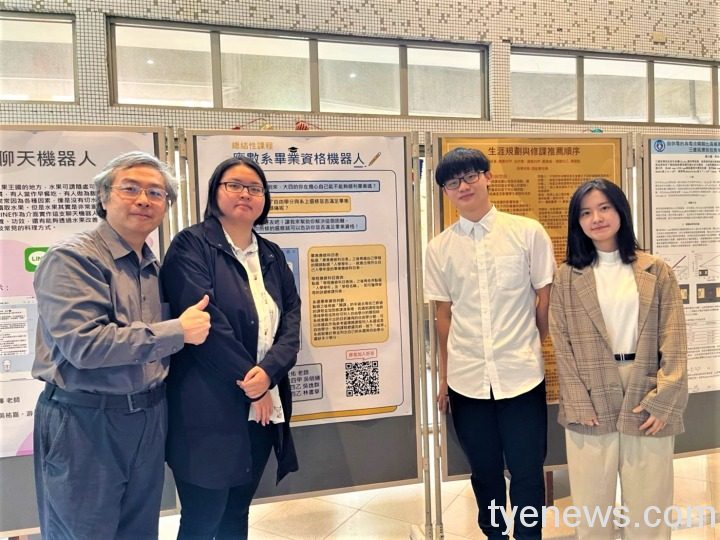 02 中原應數系孫天佑老師圖左指導學生發表專題：「應數系畢業資格機器人」。