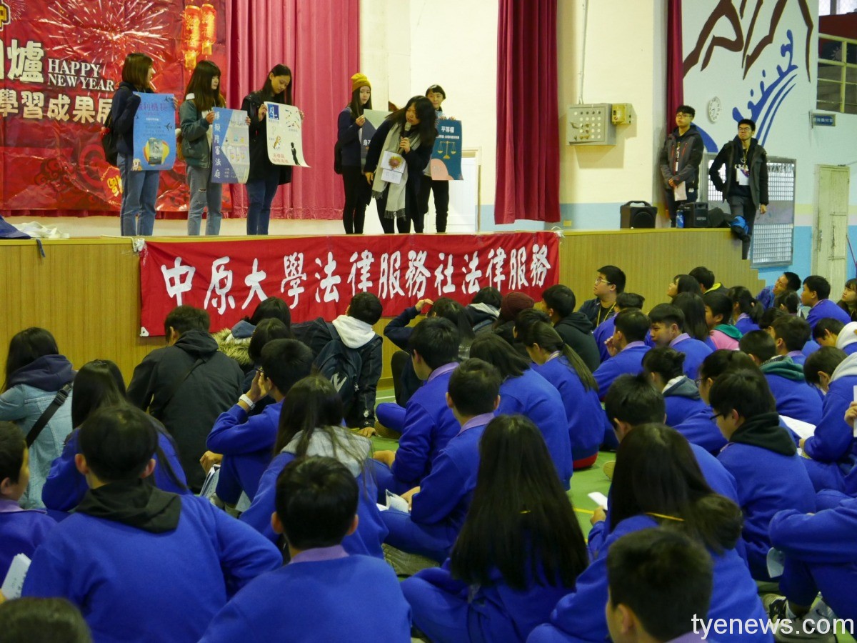 02 中原財法系學生組成「中原大學法律服務社」宣導法治教育，在服務中成長。