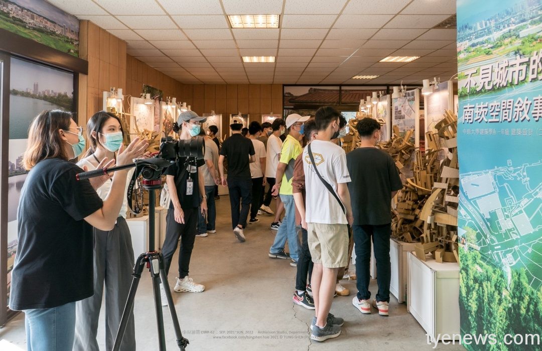中原建築系「不見城市的看4.0」 龍鱗大地呈現南崁土地故事 02 中原師生在前熱炒鐵皮屋舉辦成果展呈現南崁土地故事