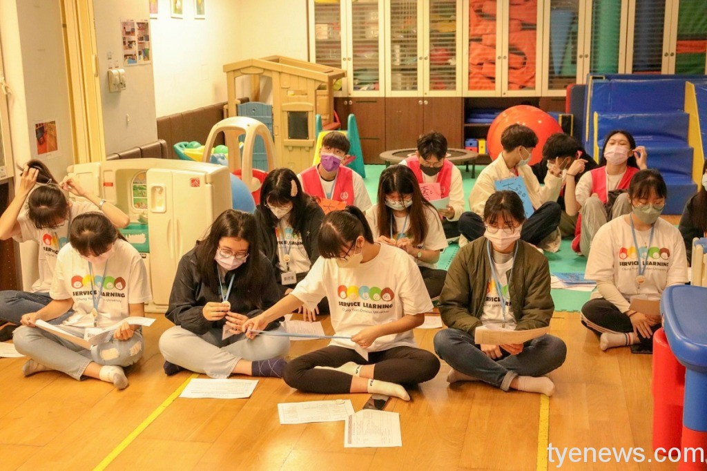 03 中原大學志工為親子營活動精心設計關卡，促進孩童與家長間的親密關係