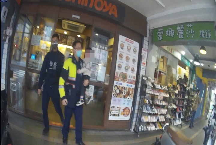 【有片】單親母忙工作男童偷溜買飲料 警奔走助團圓 04