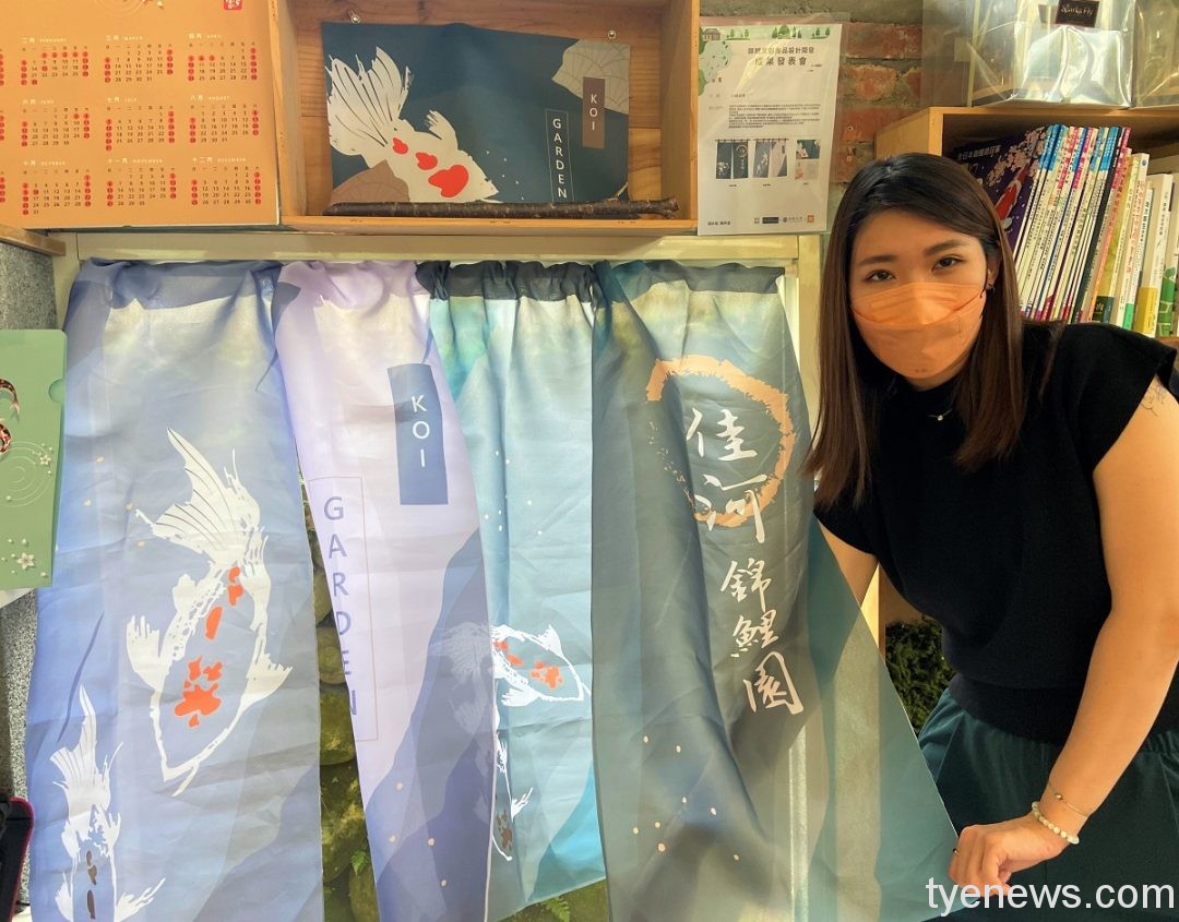 可愛「魚」傘超吸睛!中原商設系創意展現龍潭錦鯉特色 04 商設碩二陳伊凌同學以「小佳日河」為主題設計具有日式風格的門簾及餐墊