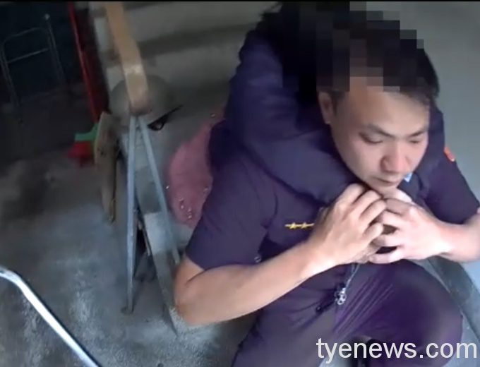 【有片】6旬婦體力不支癱坐樓梯間 外送員默默陪伴求助警 050402