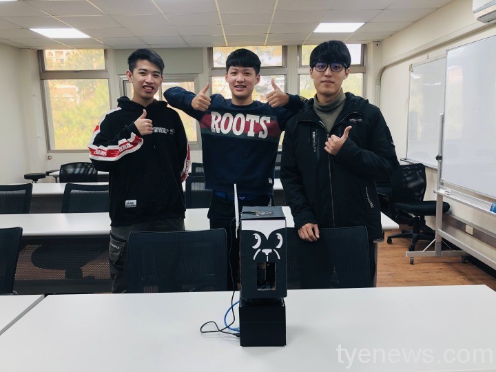 學用合一!全國資訊應用競賽 中原大學刷新紀錄連4年得第1 06 中原大學電機系學生以「基於毫米波偵測之智慧音箱」作品榮獲「AIoT創新應用組」第一名。