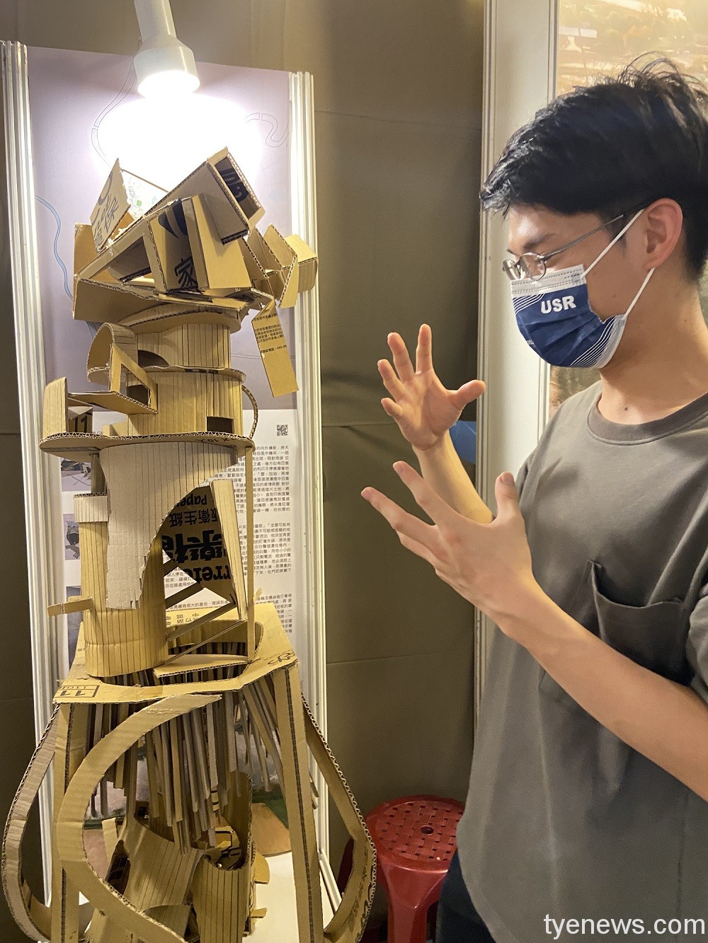 中原建築系「不見城市的看4.0」 龍鱗大地呈現南崁土地故事 06 建築系一年級陳彥翰向大家說明作品「龍鱗大地」的意涵