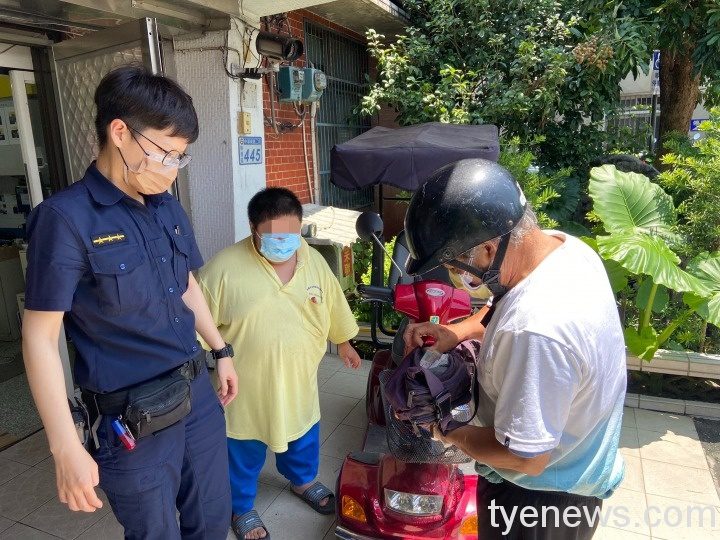 迷途身障青年偷溜外出,暖警協助返家。圖:警方提供 迷途身障青年偷溜外出,暖警協助返家。圖:警方提供