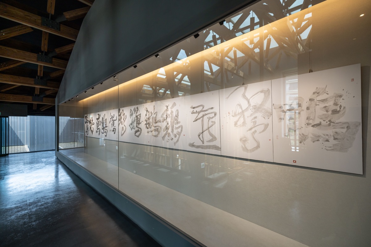 橫山書藝館徐永進、柯良志展覽明登場 將以多元媒材呈現 08「書寫的景深──柯良志創作個展」展出作品〈十二種鳥叫Ⅱ〉展場照 攝影 汪正翔 圖片