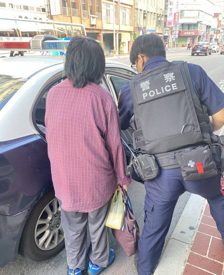 【有片】視障女獨自外出就醫迷途 中壢所警即時助返家 0927 3