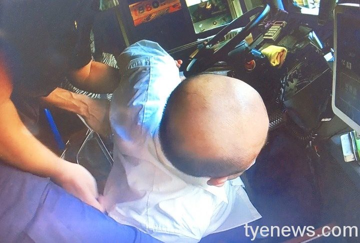 公車司機癲癇發作 乘客衝警局求救 1 11 8