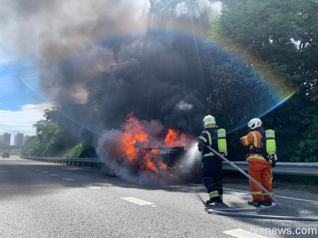 【有片】國3北上桃園小貨車燒成廢鐵 駕駛乘客及時跳車