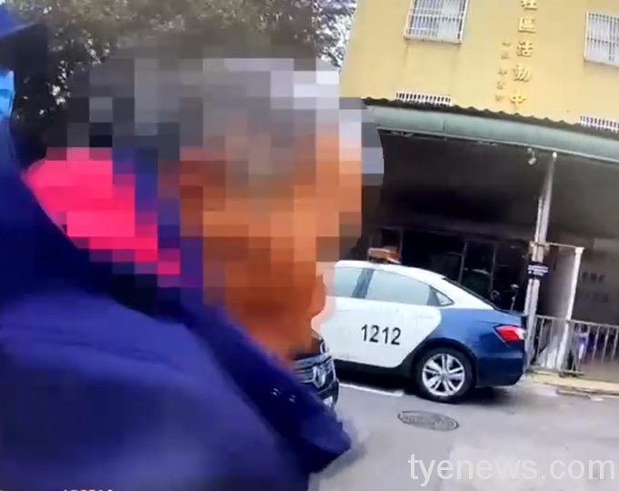 【有片】三輪車翁載赤腳迷路的他兜風 到南崁派出所求助 1 12 3
