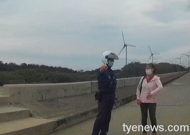 婦人心情不佳海邊散心 警急尋回安撫 1 13 9