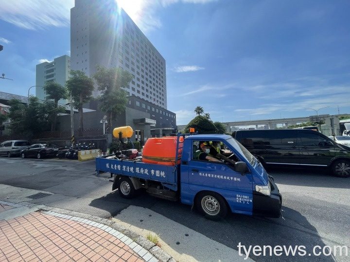 桃市環保局執行長榮大樓周邊大消毒 守護居民健康 1 4 10