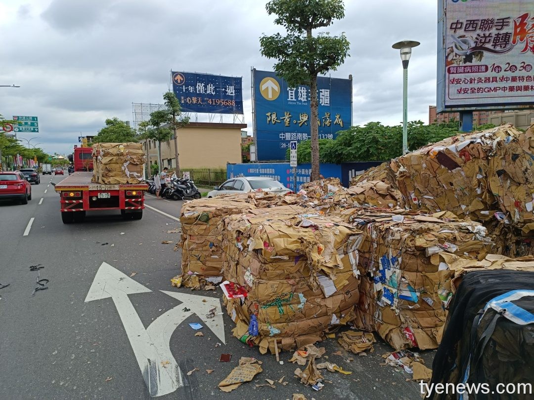 【有片】曳引車轉彎大量紙箱散落 路邊轎車被壓凹