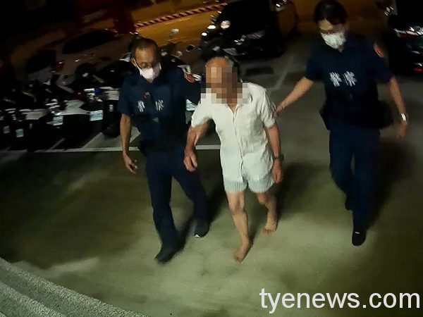 內壢派出所深夜巡邏 驚見路邊赤腳老翁自言自語。圖:警方提供 內壢派出所深夜巡邏 驚見路邊赤腳老翁自言自語。圖:警方提供