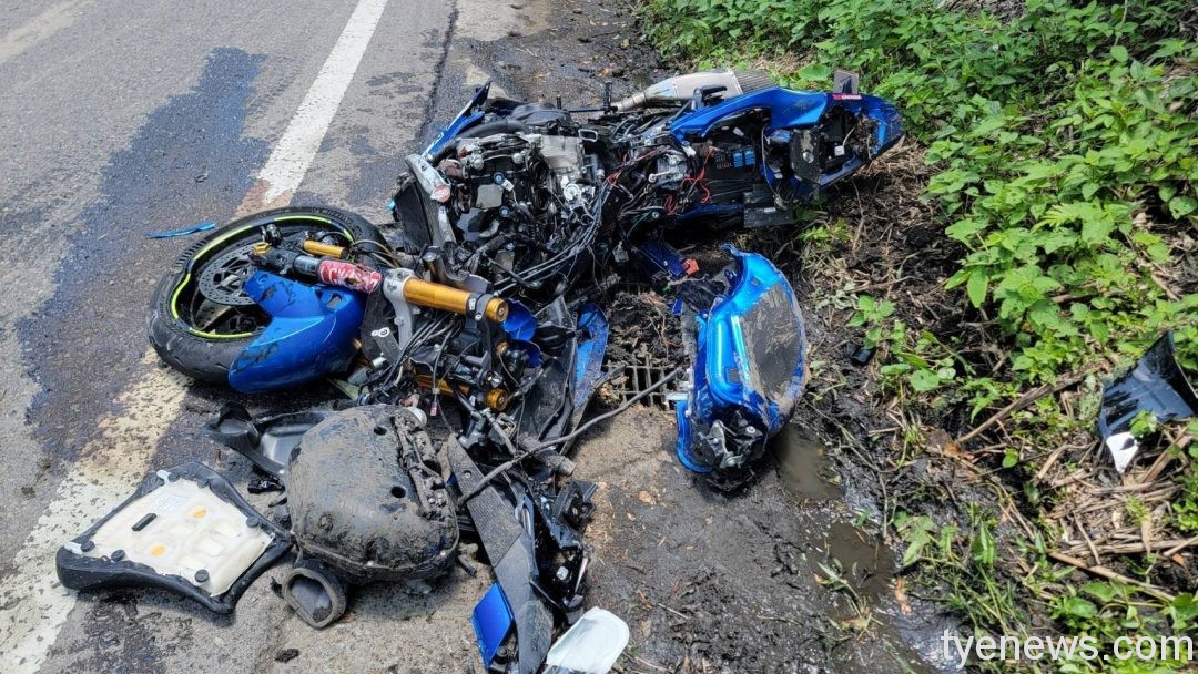 【有片】疑過彎失速衝撞曳引車 重機全毀騎士命危搶救中