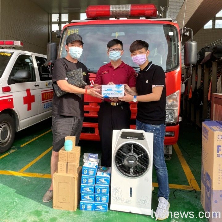 網紅直播主捐贈防疫物資 提升富岡消防員保護力 1 6 11