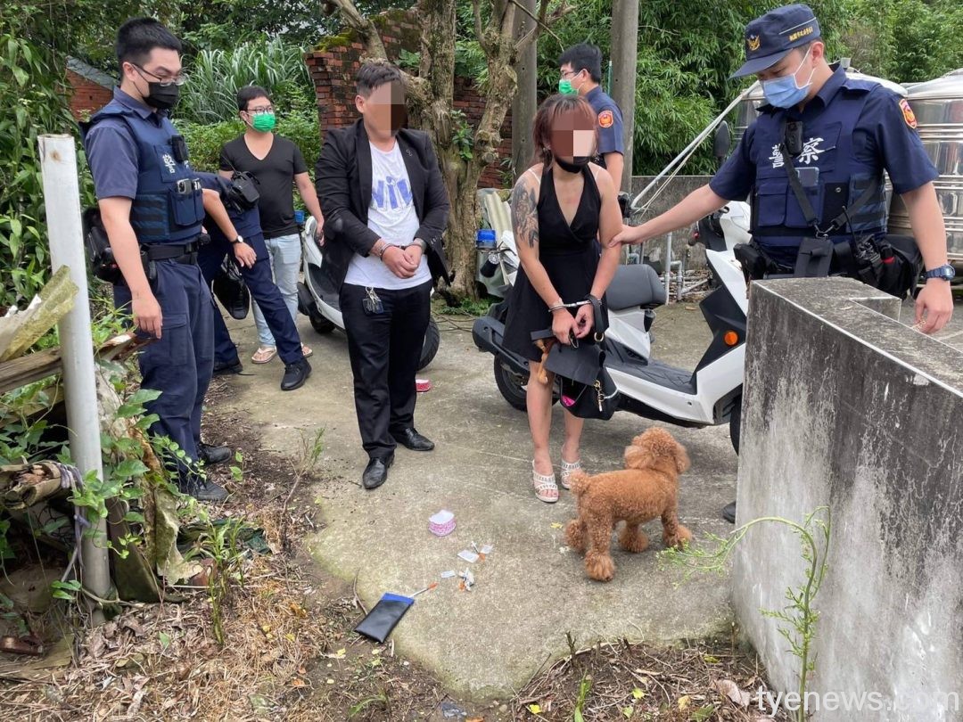 海洛因丟包草叢落跑 大園警當場逮毒鴛鴦