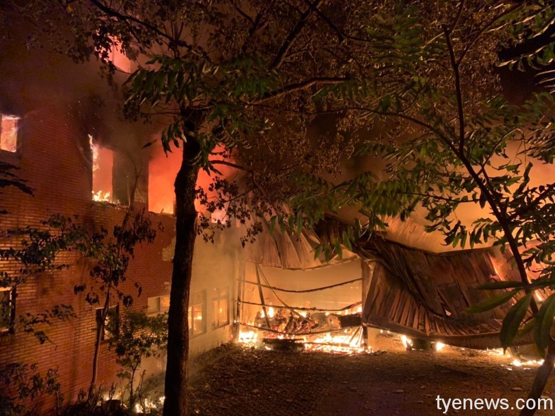 【有片】大溪割草機工廠陷火海 150坪鐵皮屋全燒毀