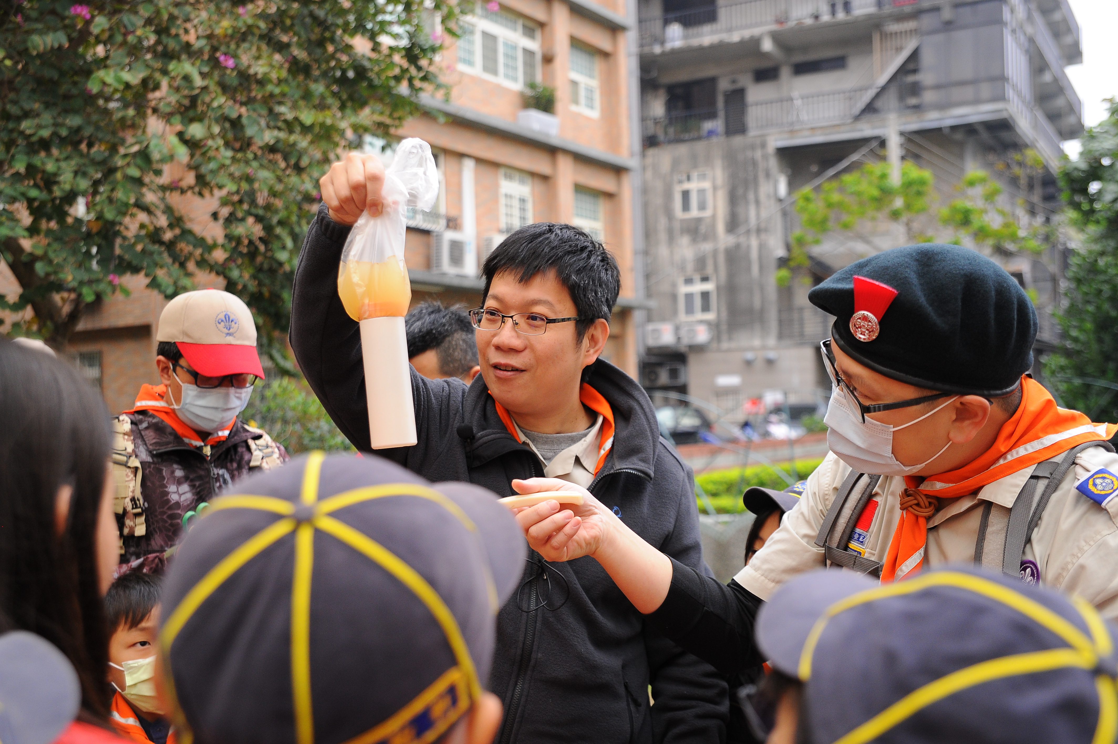 桃園幼童軍挺身響應台灣世界展望會「Water to Kids乾淨水零距離」行動 1 過濾水實驗 了解飲用水的轉換過程
