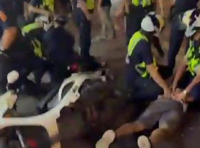 【有片】普濟堂遶境4男鬥毆 大溪警1分鐘內迅速壓制逮捕 1.mp4.Still002 e1658544738108