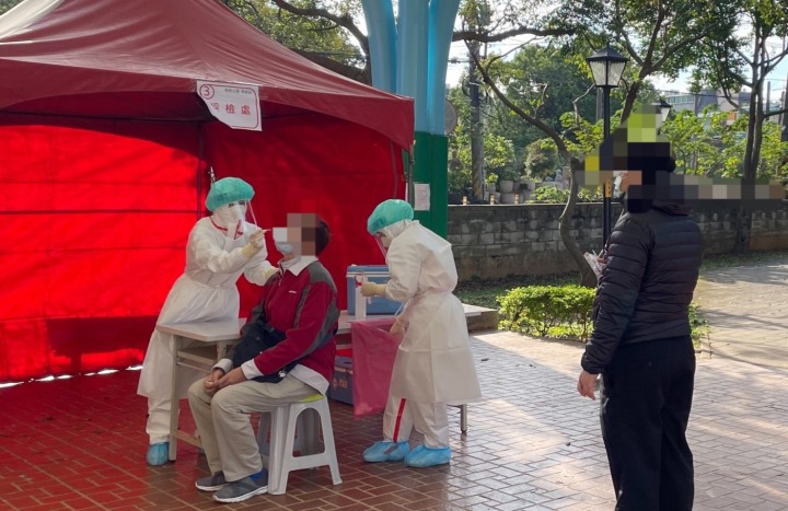 北榮桃分院疫苗快打任務 快速提升民眾保護力 1.醫護為民眾篩檢