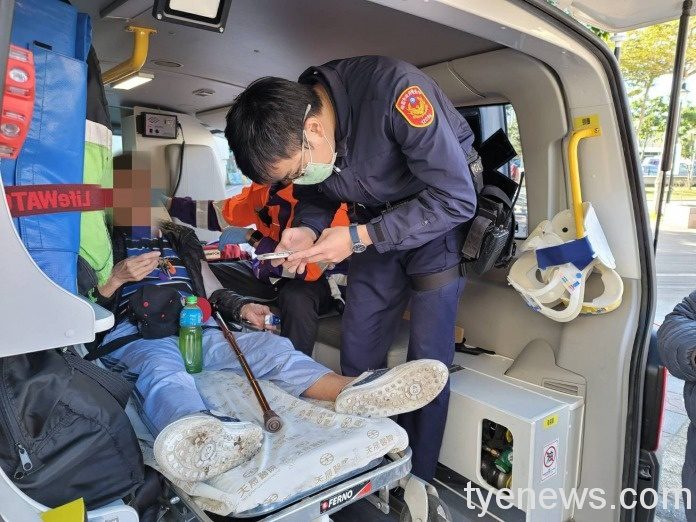 8旬老翁散步跌倒頭受傷 南崁派出所協助護送就醫