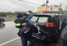 9旬老嫗寒風細雨獨臥路旁 大園警公主抱暖護返家