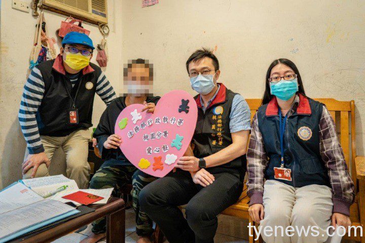 單親媽遭遇職災斷指、積欠健保費 桃園分署贈慰問金助暫度難關 1101025桃園分署新聞稿照片古菁花