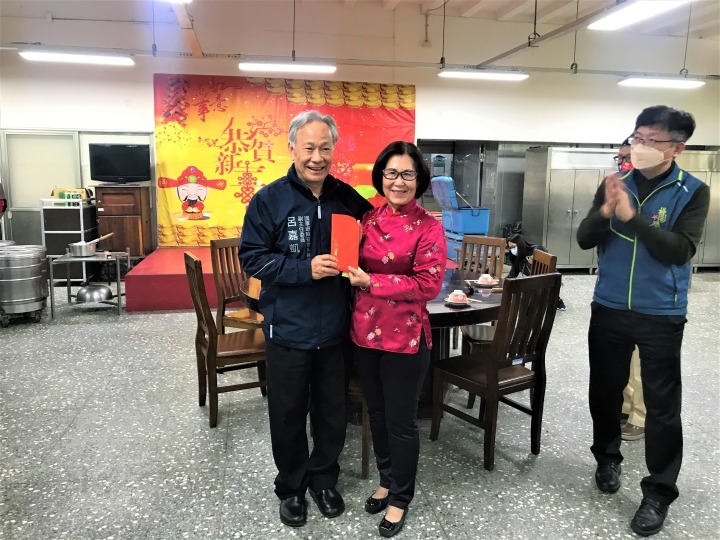 退輔會呂嘉凱提早拜年 與桃榮住民圍爐致贈加菜金 1110106呂副住民頒加菜金