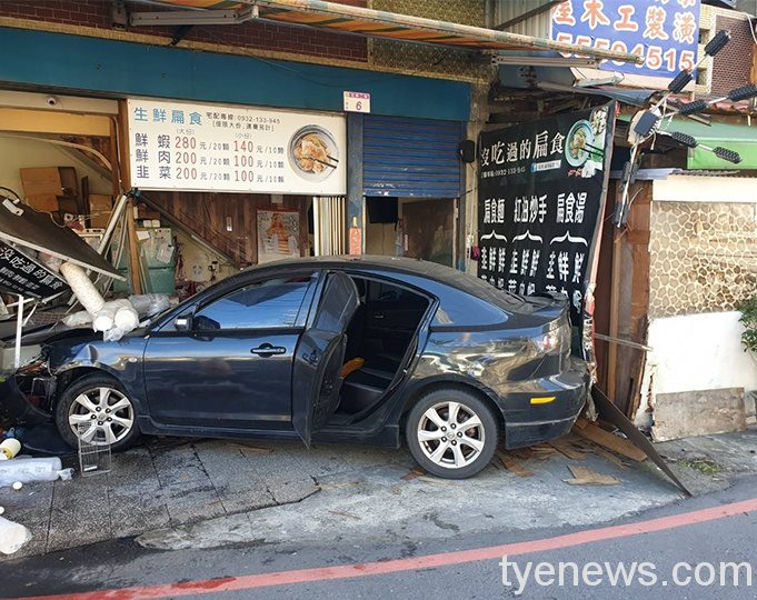 【有片】失竊車衝撞民宅逃逸 網PO文:我們的損失誰賠 1199955