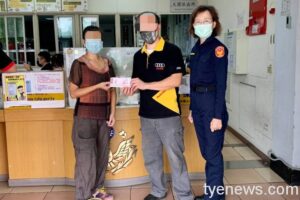 工程辛苦款支票掉路邊 婦人拾獲攔警車報案物歸原主