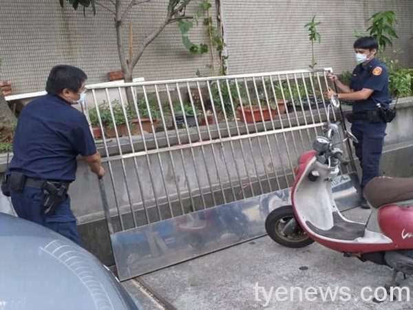 【有片】偷鐵窗又藏毒被逮個正著 男子竟嗆警:就事論事 123 3 3