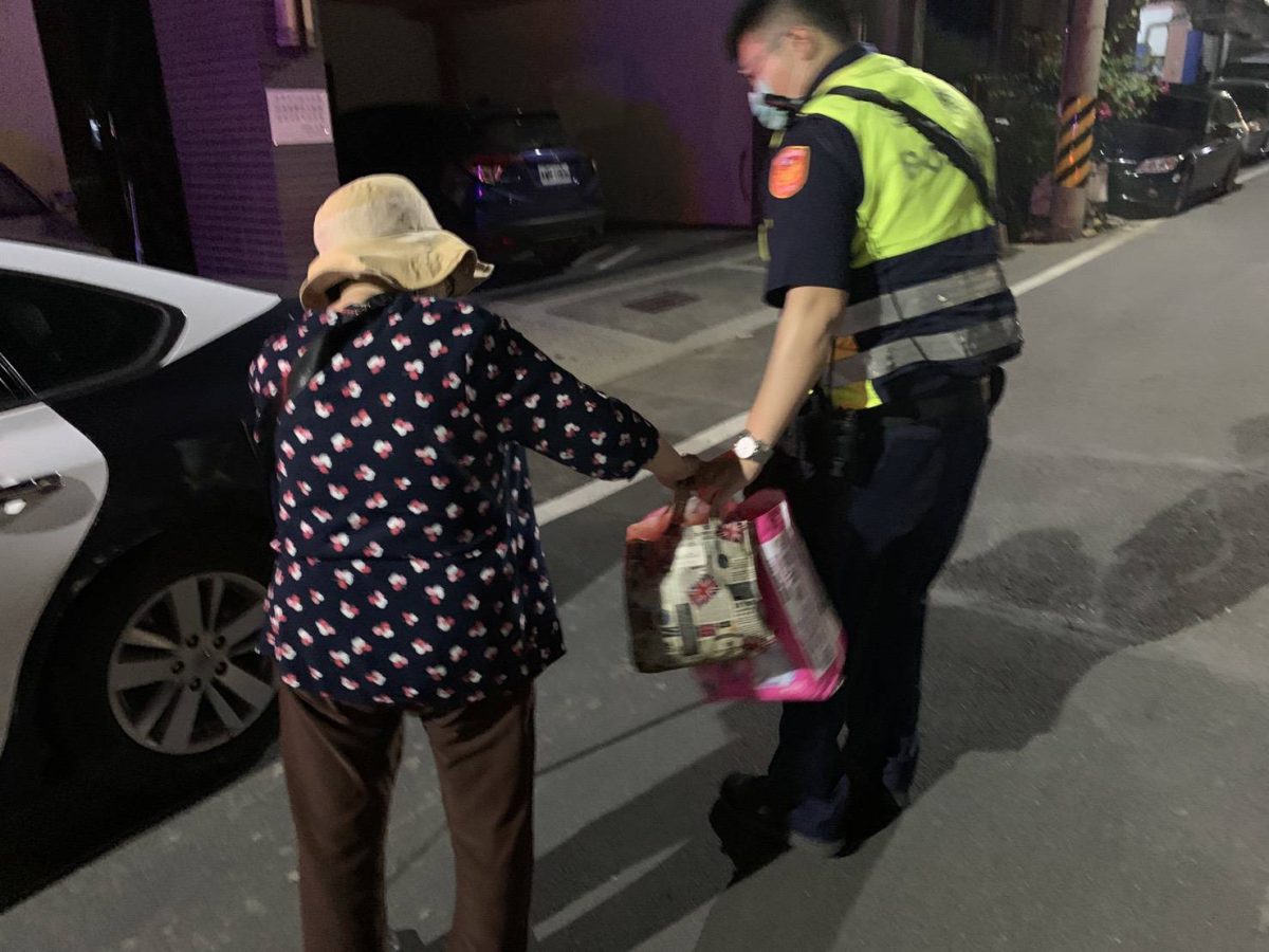 失智老婦迷途街頭 銳眼警認出身分護送返家