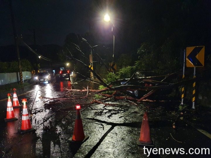 【有片】強風豪雨折斷路樹 壓毀自小客影響交通 127110