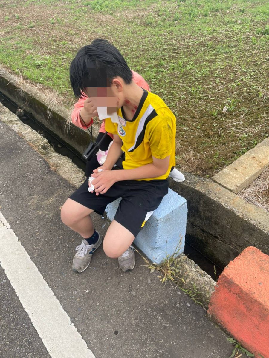 路跑不慎跌落水溝 埔心派出所協助男童送醫