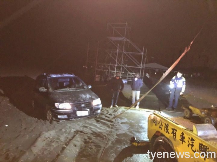 情侶看海車陷沙中受困 大園警立即到場援助 129570