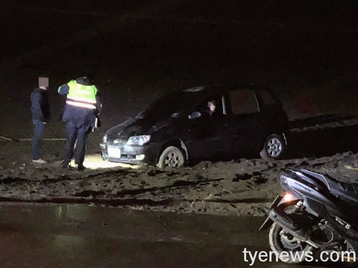 情侶看海車陷沙中受困 大園警立即到場援助 129571