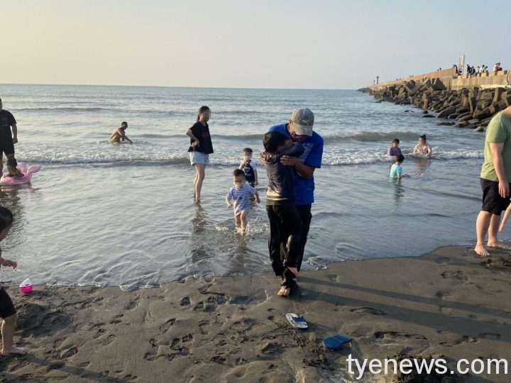 4歲童沙灘戲水無人顧 大園警沿線訪查找家長 130541