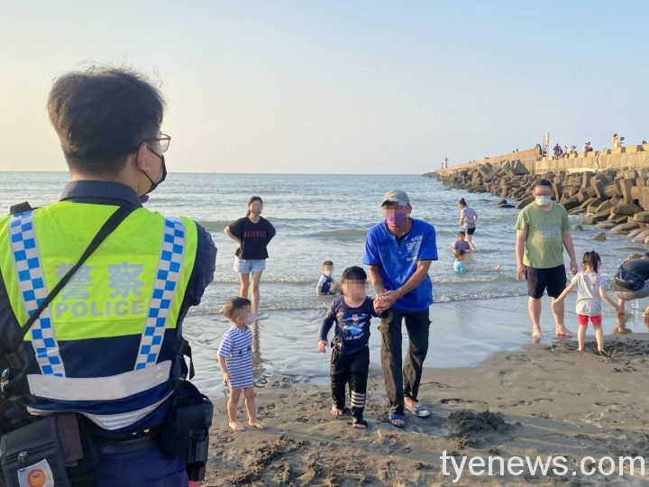 4歲童沙灘戲水無人顧 大園警沿線訪查找家長 130542
