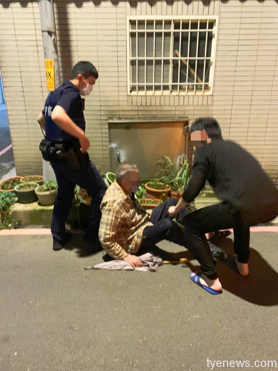 大園6旬老翁醉倒路中 員警挨家挨戶護送返家 135674 scaled 1