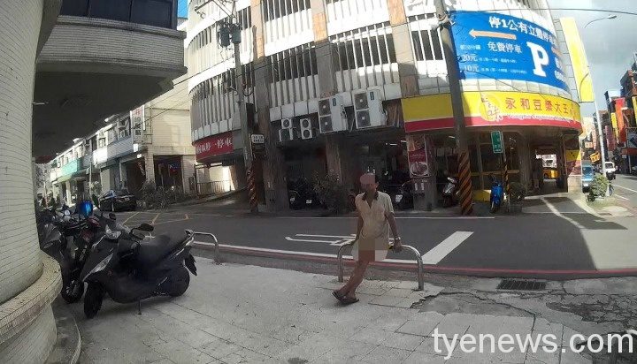 失智翁沒穿褲子坐路邊 新屋分駐所暖警助返家 14 3 1