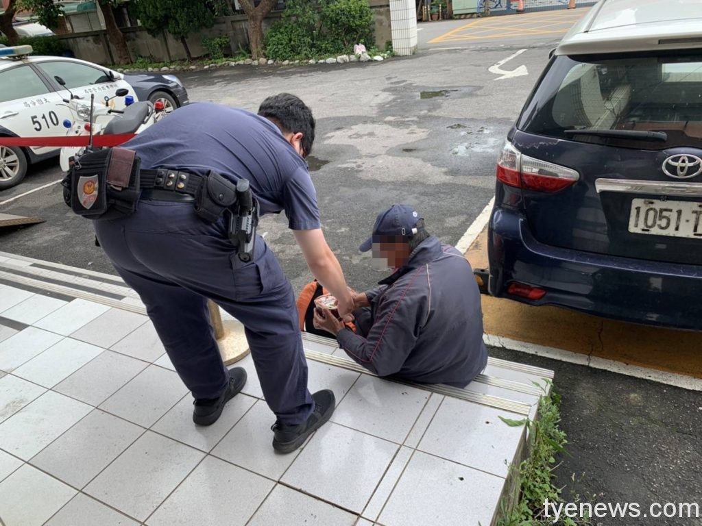 6旬翁暈眩沒錢看醫生 大園警暖心助脫困 140637 scaled 1