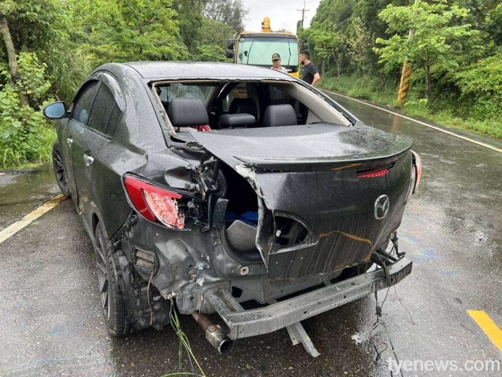 【有片】疑過彎搶快自撞 電線桿橫躺路中50戶慘停電